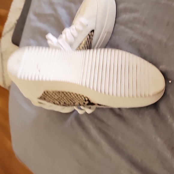 A - NWOT Steve Madden 7 1/2 Sneakers - Picture 3 of 4